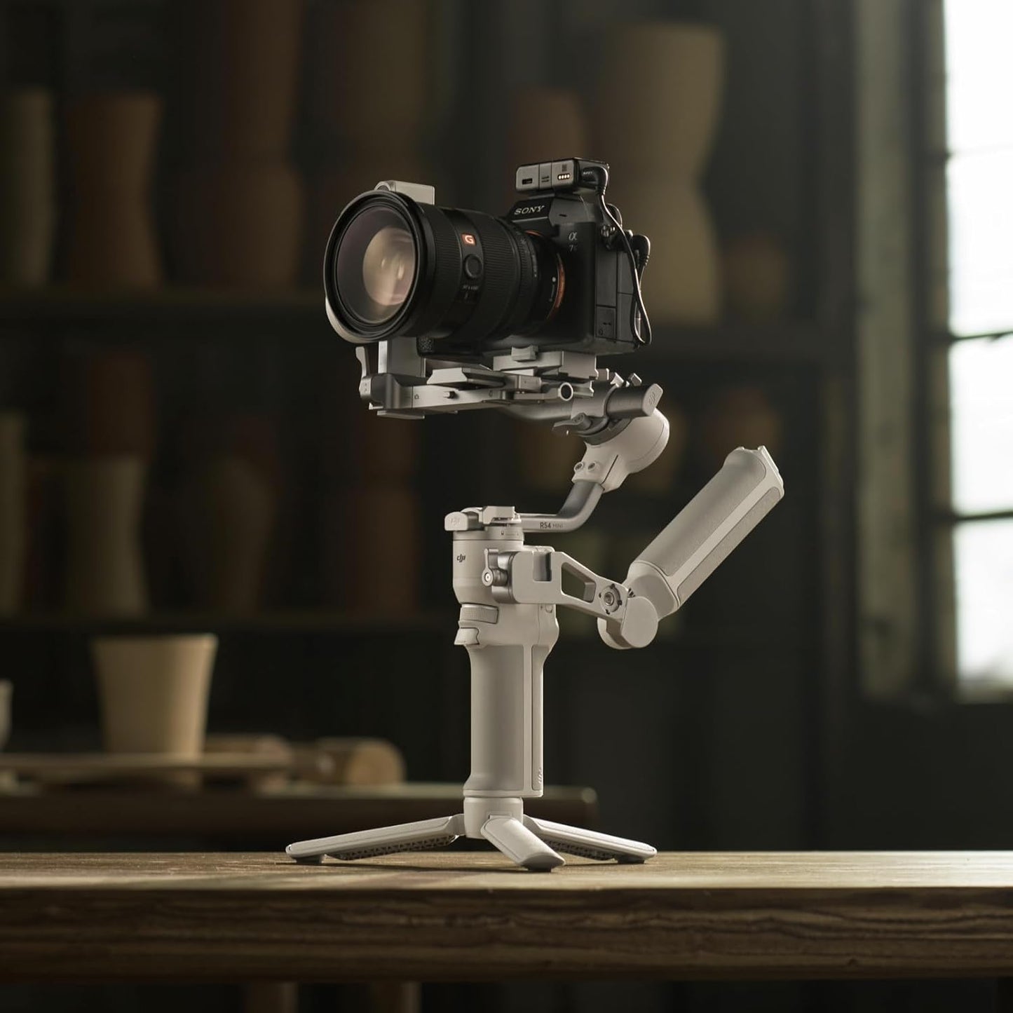 DJI RS 4 Mini Combo, Gimbal Stabilizer for Cameras Canon/Sony/Panasonic/Nikon/Fujifilm, Auto Axis Locks, Intelligent Tracking, 2kg/4.4lbs Payload, Camera Gimbal, Camera Stabilizer, Briefcase Handle