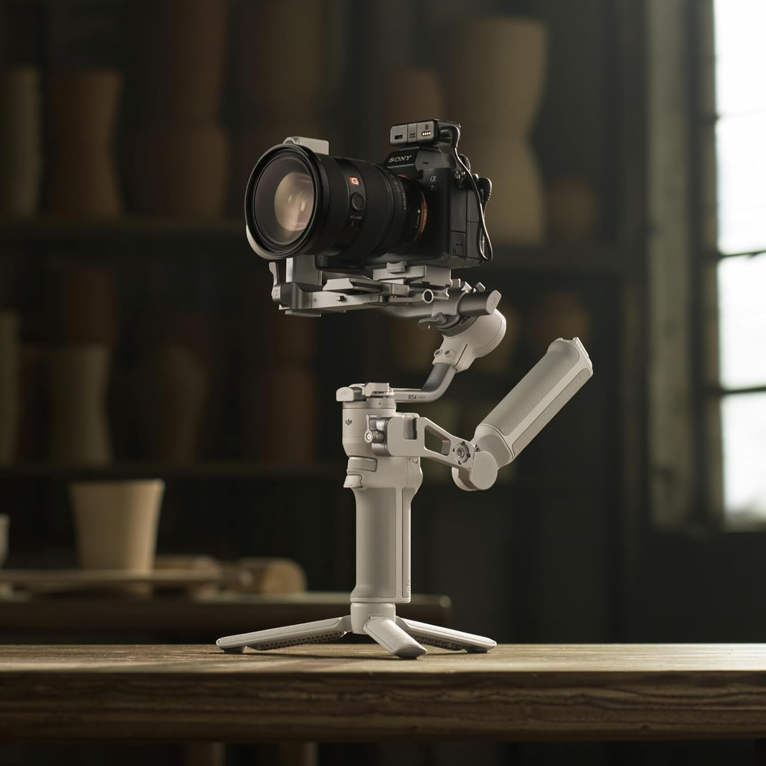 DJI RS 4 Mini Combo, Gimbal Stabilizer for Cameras Canon/Sony/Panasonic/Nikon/Fujifilm, Auto Axis Locks, Intelligent Tracking, 2kg/4.4lbs Payload, Camera Gimbal, Camera Stabilizer, Briefcase Handle